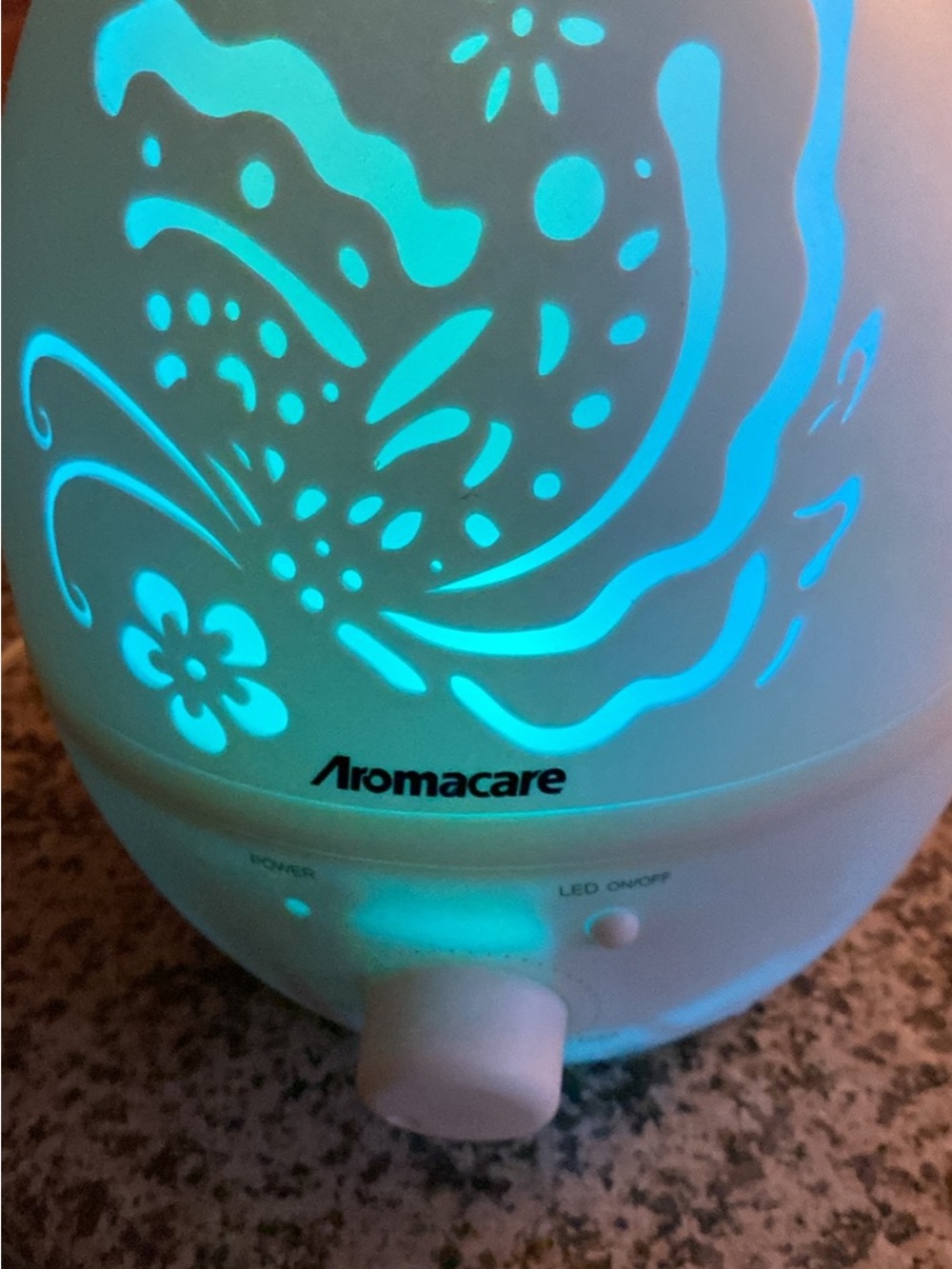 White Aromacare Humidifier/Diffuser with LED light - Picture 8 of 10